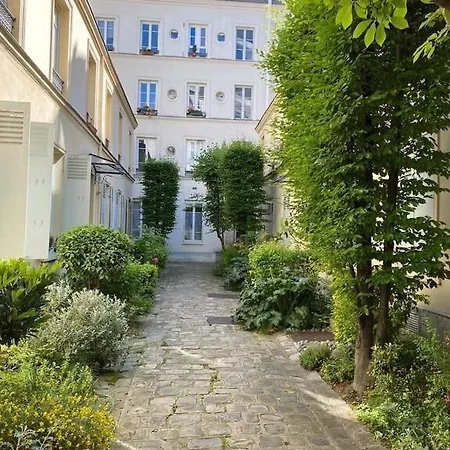 Quiet In Center Parigi